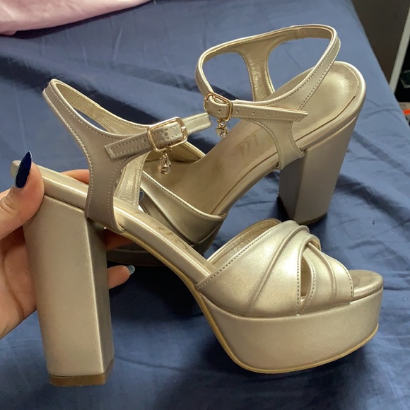 Sandal/shoe light gold open toe, chunky heel very comfortable buckle at ankle 35 - Picture 4 of 5